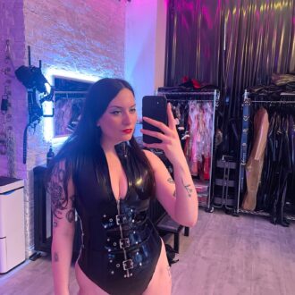 Maîtresse Sabrina, dominatrice expérimentée, cherche soumis pour relation BDSM à paris