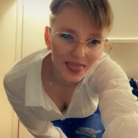 Femme de 23 ans à Toulon cherche homme black bien monté pour plan cul, sans brutalité,