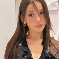 Mélanie, brune sexy et pétillante à Lyon, divorcée épanouie, libre pour rencontres libertines après le travail.