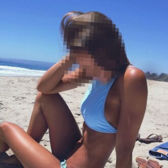 Femme bronzée en maillot sur la plage, visage caché à Biarritz