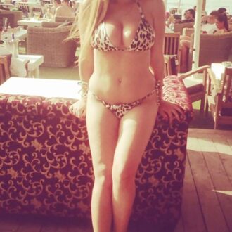 Femme en bikini léopard sexy en terrasse à Perpignan