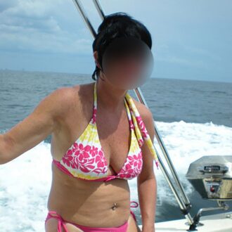 Femme en maillot deux pièces sur un bateau à La Rochelle