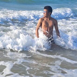 Jeune étudiant puceau à Versailles cherche première fois avec femme ouverte et douce