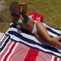 Camille en bikini posée sur une serviette au Havre, propose un plan cul spontané et naturel avec un homme sincère