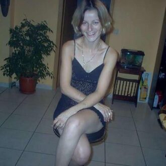 Couple lesbien parisien d’Isabelle et Hélène, deux femmes de 45 ans, cherchant un homme discret et complice pour rencontre libertine.