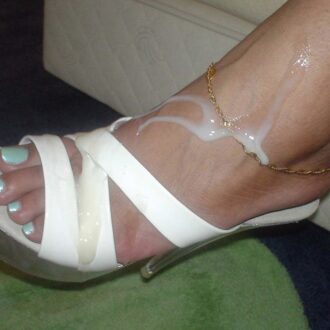 Domina de 39 ans à Toulouse dominant un soumis à genoux en train d’enduire ses pieds de sperme chaud et coulant