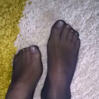 Femme black en bas nylon à Marseille cherche plan cul fétichiste avec adorateur de pieds soumis et respectueux