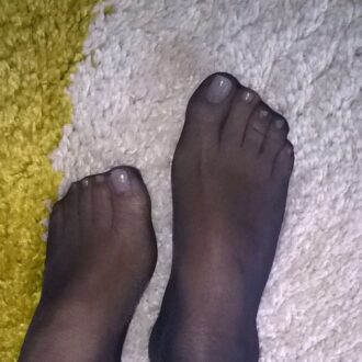 Femme black en bas nylon à Marseille cherche plan cul fétichiste avec adorateur de pieds soumis et respectueux