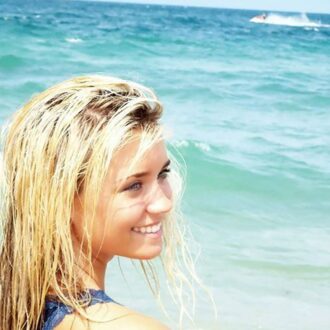 Femme blonde au sourire tendre au bord de l’eau, propose un plan q raffiné et complice à Lyon avec un homme attentif