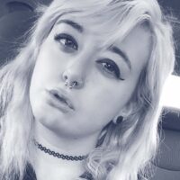 Femme blonde piercée à Paris recherchant un plan cul cash et sans blabla inutile