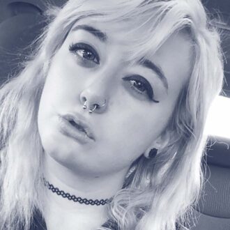 Femme blonde piercée à Paris recherchant un plan cul cash et sans blabla inutile