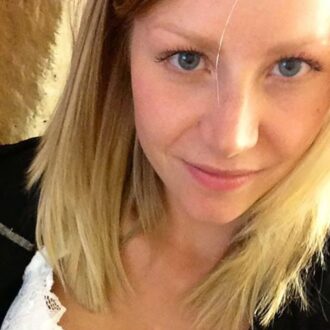 Femme débutante en BDSM à Marseille, fantasme d’être attachée, cherche dominant réel pour première expérience.