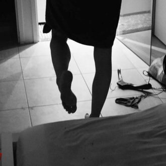 Femme dominatrice de 46 ans à Paris en cuir, experte en BDSM cherchant soumis à mater avec rigueur