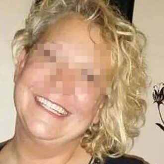 Femme mûre blonde souriante à Montpellier cherchant un plan cul complice et assumé