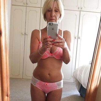 Femme mûre en lingerie à Paris cherchant un plan cul chaud et excitant