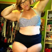 Femme ronde timide allongée sur le ventre à Marseille, recherche plan cul avec un homme qui aime les formes.