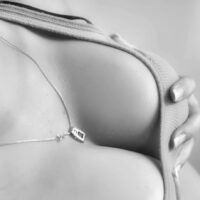 Gros plan poitrine en noir et blanc à Bordeaux, Sonia cherche un plan cul sincère avec un homme réactif et joueur