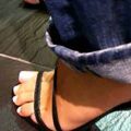 Gros plan sur les pieds vernis d’une femme en sandales à Strasbourg, pour annonce fétichiste pieds