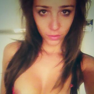 Jeune dominatrice de 27 ans à Bordeaux en lingerie, prête à initier un soumis aux plaisirs du BDSM et du bondag