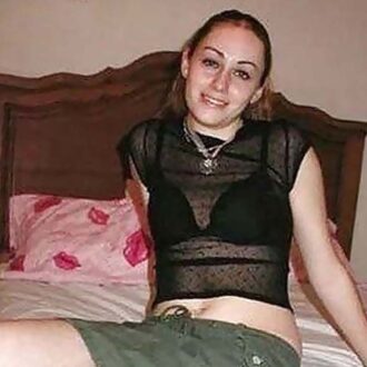 Jeune femme romantique à Reims cherche partenaire doux pour première expérience sexuelle et relation intim