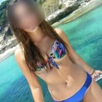 Laura en maillot de bain coloré sur un bateau, cherche un plan cul direct sur Paris avec un mec simple et franc