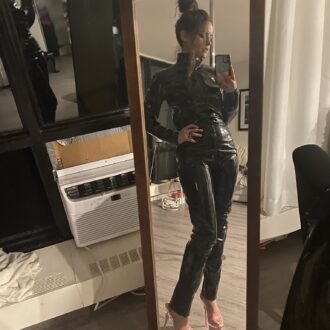 Femme dominatrice sexy à Vandome aux longs cheveux noirs cherchant soumis réel pour séance BDSM