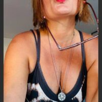 Femme en couple à Arles cherche homme doux, bien membré, rasé et propre pour rencontre libertine