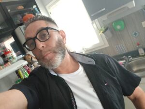 Homme séduisant dispo pour câlins à Orléans