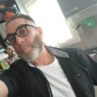 Homme séduisant dispo pour câlins à Orléans