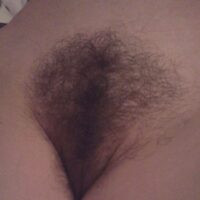 Femme brune à Montauban cherche plan cul et assume sa chatte poilue sans rasage