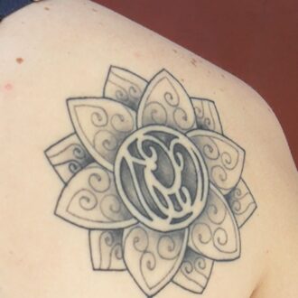 Femme tatouee 54 ans à Clermont Ferrand pour plan cul simple et discret