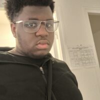 Jeune homme 18 ans cherche première expérience avec femme à Paris