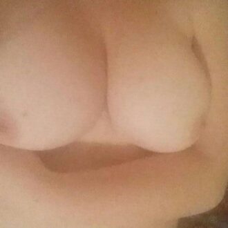 Femme brune yeux bleus 1m65 à Mulhouse cherchant homme pour sexe à mulhouse et soirée coquine